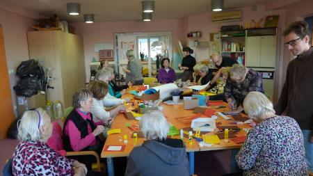 mladi-za-starejse-izdelovanje-voscilnic (2)